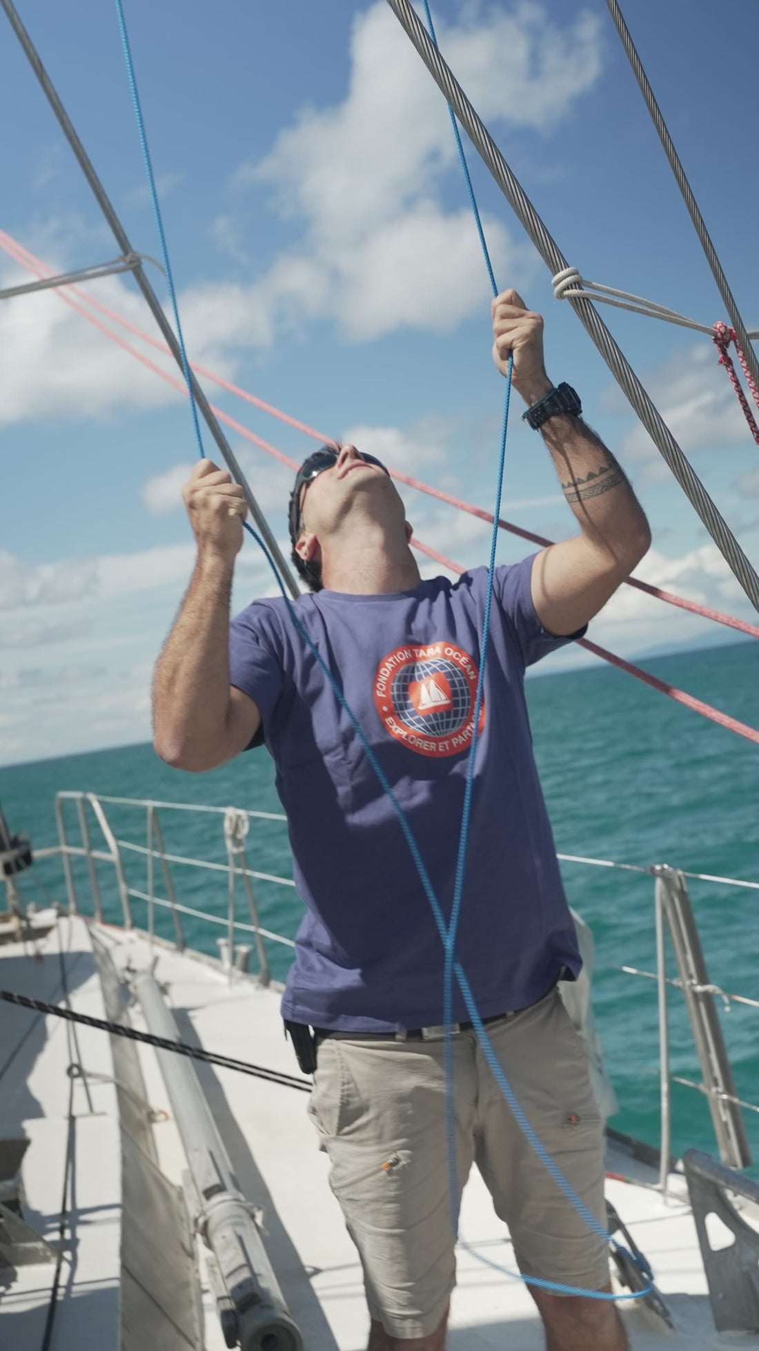 T-shirt bleu "Explorer & Partager" - Homme