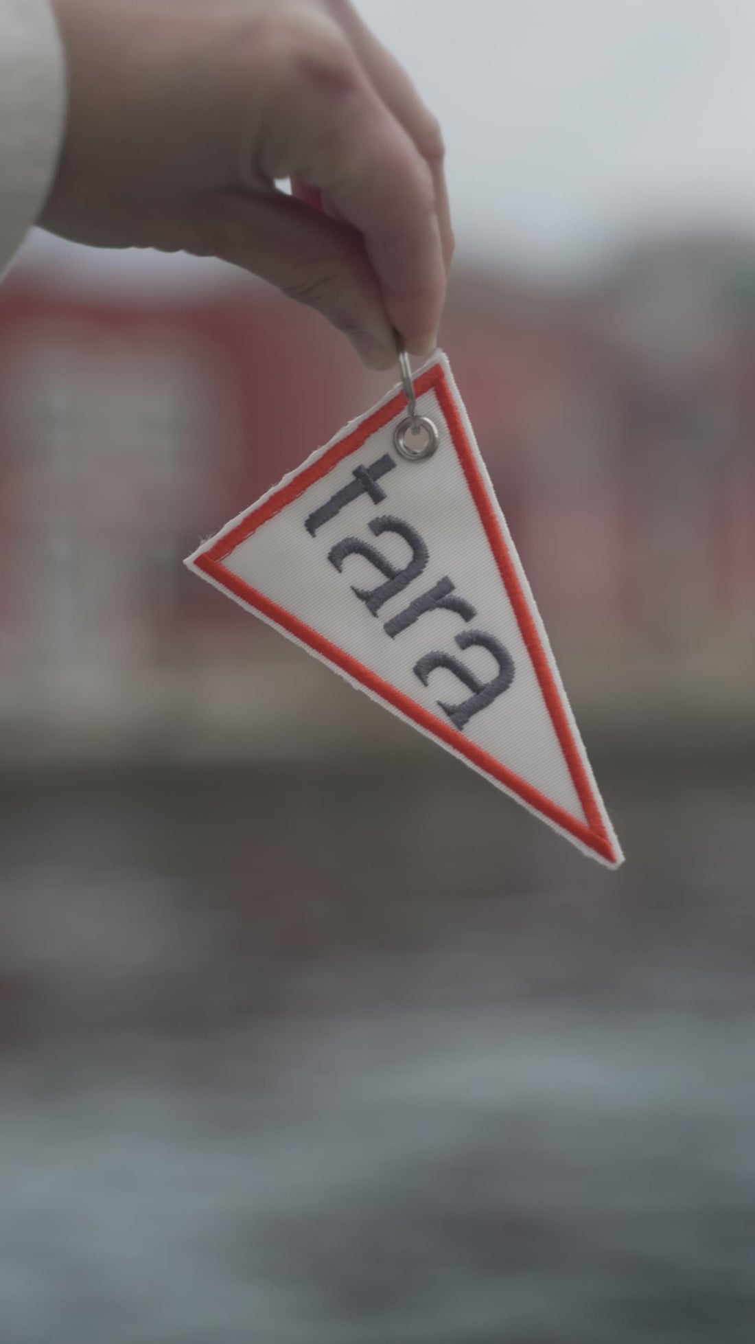 Porte-clés en voile recyclée brodée Tara - Triangle