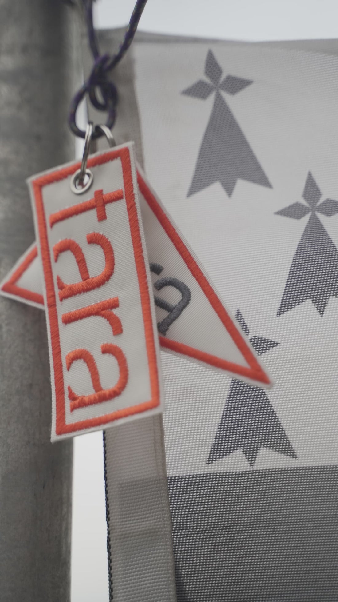 Porte-clés en voile recyclée brodée Tara - Rectangle