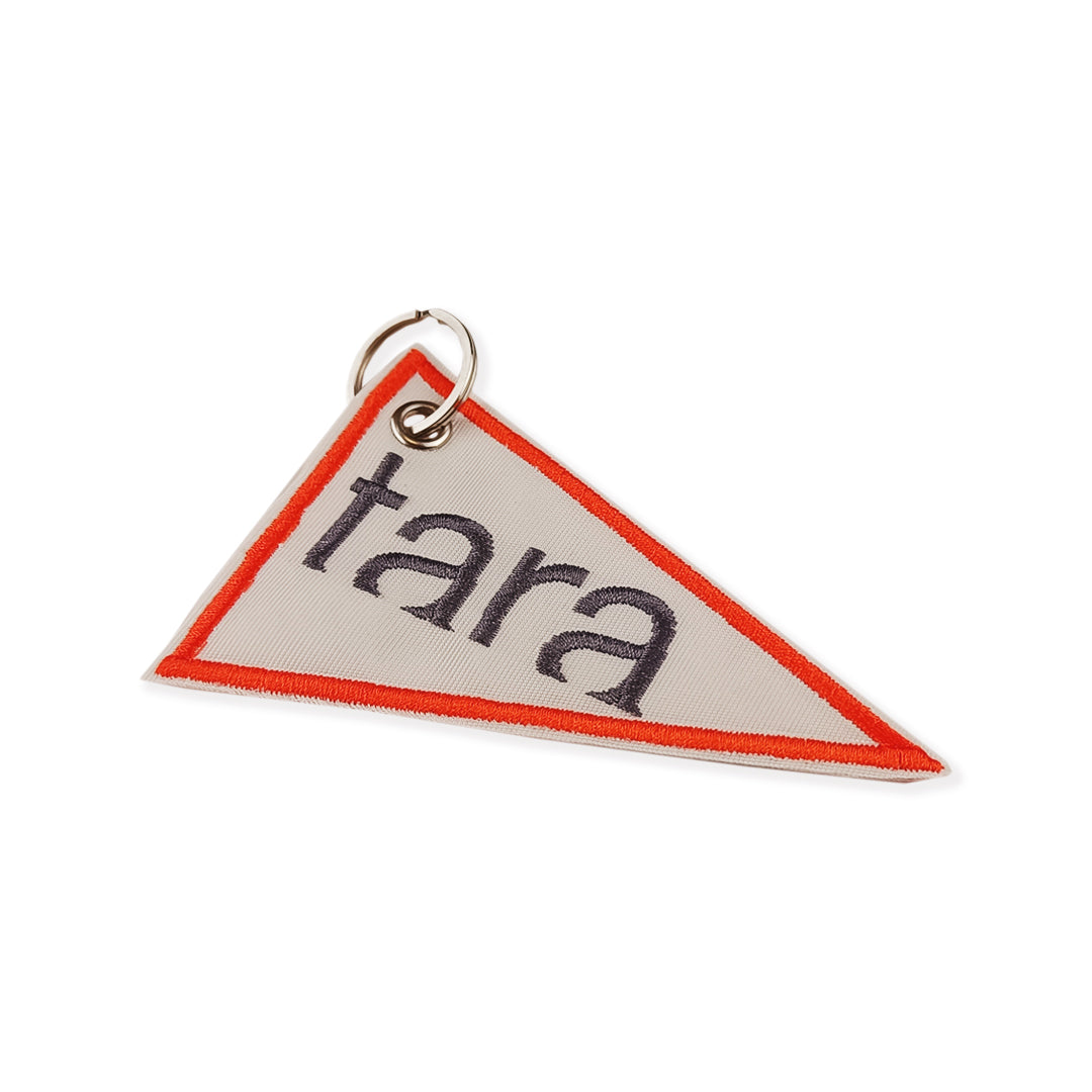 Porte-clés en voile recyclée brodée Tara - Triangle