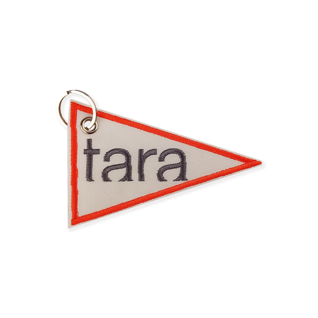 Porte-clés en voile recyclée brodée Tara - Triangle
