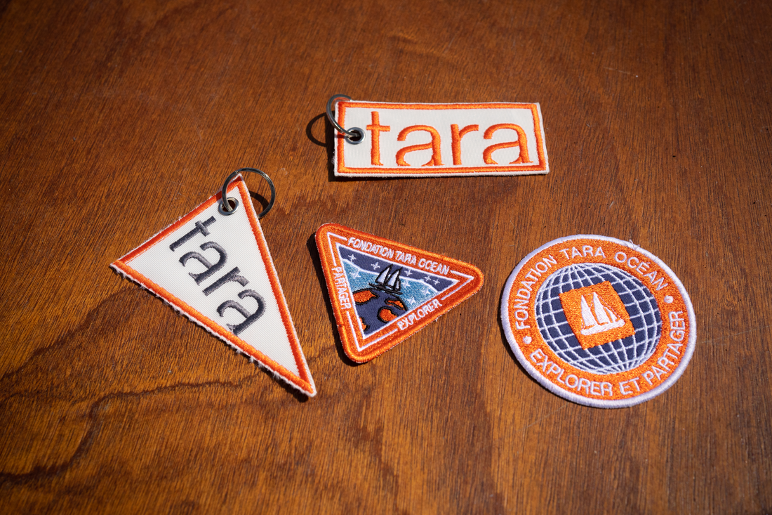 Porte-clés en voile recyclée brodée Tara - Triangle
