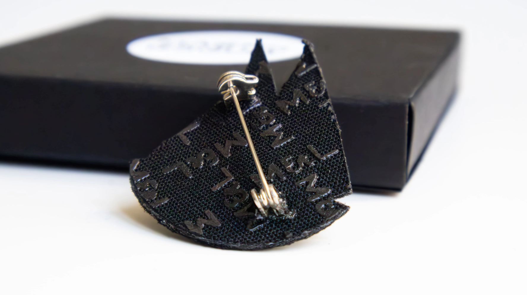 Broche Macon&Lesquoy x Fondation Tara Océan : Goélette Tara brodée à la main