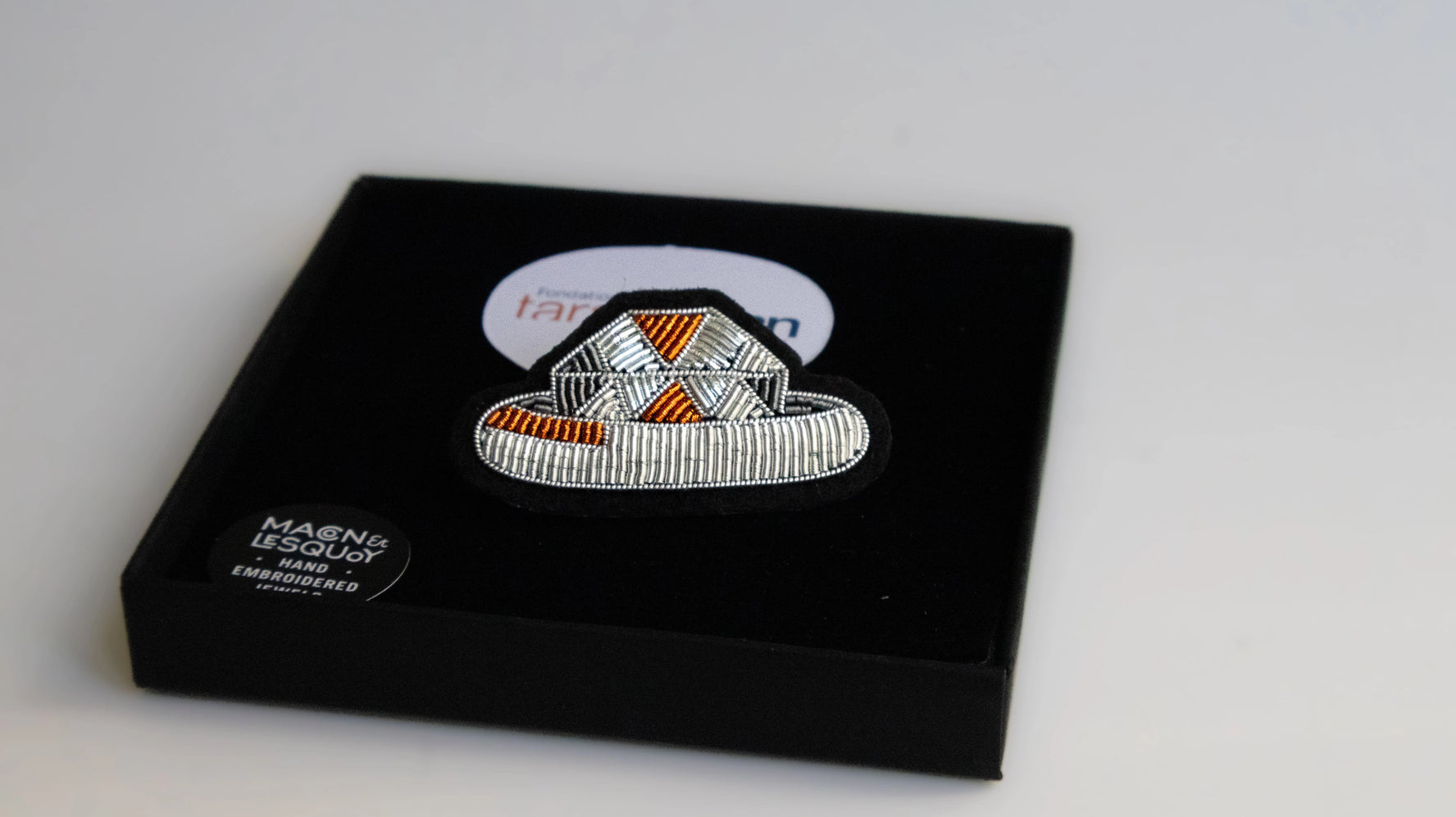 Broche Macon&Lesquoy x Fondation Tara Océan : Tara Polar Station brodée à la main
